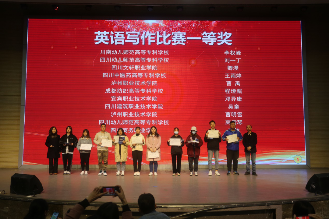 图片包含 室内, 桌子, 监控, 站描述已自动生成